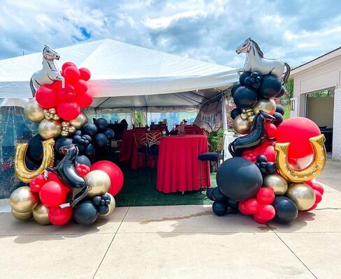 Derby Balloon Garland Arch KT ، 144pcs بالونات حمراء ذهبية سوداء مع روز حصان حصان البالونات للركض لزخارف سباق الخيل في كنتاكي في كنتاكي in Kuwait