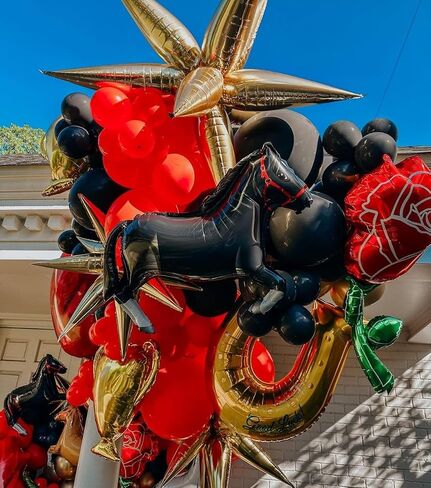 Derby Balloon Garland Arch KT ، 144pcs بالونات حمراء ذهبية سوداء مع روز حصان حصان البالونات للركض لزخارف سباق الخيل في كنتاكي في كنتاكي in Kuwait