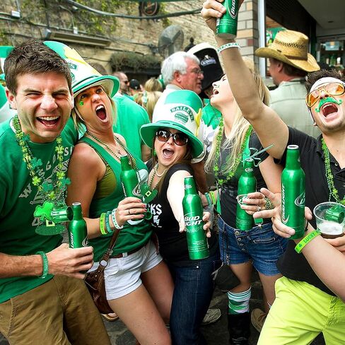 12 قطعة St Patricks Day Beads Netclace Green Shamrock Beads Green Hat Netlaces Wine Glass Bead Netlace for Irish Party Forms Assume ، 6 أنواع in Kuwait
