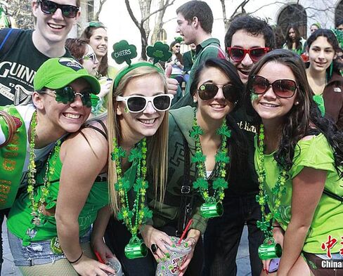 12 قطعة St Patricks Day Beads Netclace Green Shamrock Beads Green Hat Netlaces Wine Glass Bead Netlace for Irish Party Forms Assume ، 6 أنواع in Kuwait