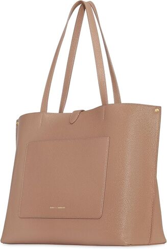 ريبيكا مينكوف ميغان توت in Kuwait