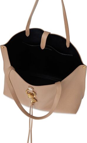 ريبيكا مينكوف ميغان توت in Kuwait