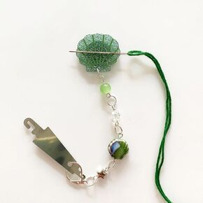 Green Seashell Needle Minder for Cross Stitch, Magnetic Needle Keeper with Threader Chain Decor for Embroidery Sewing Needlepoint Accessories