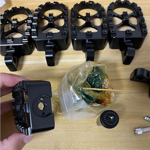 Real Anti-Skid CNC Wide Fat Footpegs Foot Pegs 360°Rotating MX Custom Chopper Bobber Style Footrests For Harley Dyna Sportster Fatboy Iron 883 in Kuwait