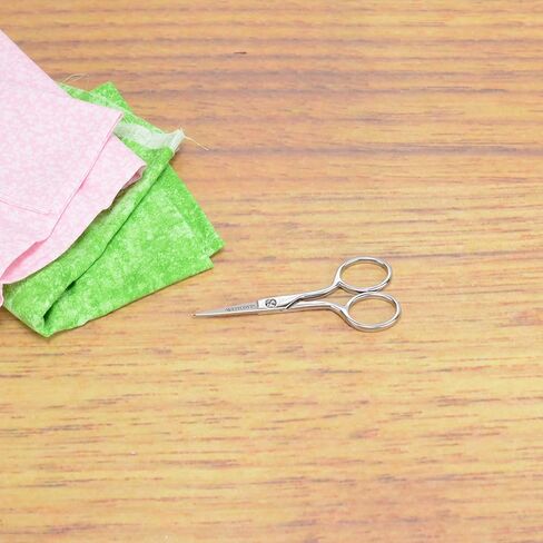 Westcott 6in مقص الورق والنسيج المزور ، مقص دقيق للخياطة والحرف والفن والمكتب in Kuwait