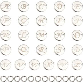 Sunnyclue 1 Box 52pcs 26 أنماط من الفولاذ المقاوم للصدأ ، السحر الفضي الأبجدية سحر الميدان الأكبر إلى z سحر قلادة مستديرة مع ثقب لثقب لتصنيع المجوهرات سحر قلادة DIY