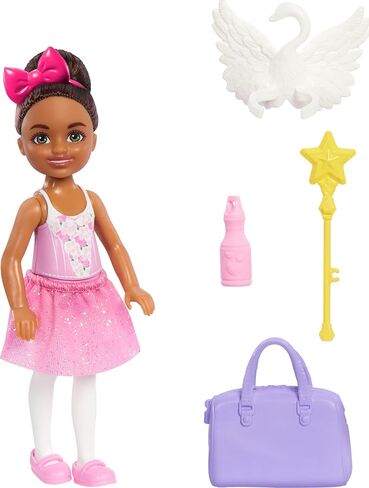 مجموعة دمية وملحقات Barbie Chelsea Ballerina ، امرأة سمراء سمراء ذات طابع مهني in Kuwait