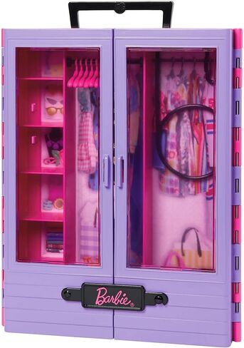 Barbie Doll & PlaySet ، خزانة أزياء Ultimate مع الملابس (3 ملابس) وملحقات الأزياء بما في ذلك 6 شماعات in Kuwait