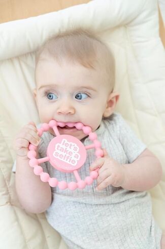 عضاضة سعيدة للأولاد من بيلا تونو - لعبة عضاضة للأولاد ناعمة وسهلة الإمساك، حلقة عضاضة من السيليكون للمساعدة في تهدئة اللثة، غير سامة وخالية من مادة BPA، فرشاة in Kuwait