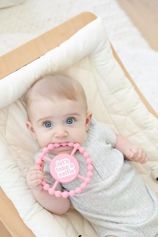 عضاضة سعيدة للأولاد من بيلا تونو - لعبة عضاضة للأولاد ناعمة وسهلة الإمساك، حلقة عضاضة من السيليكون للمساعدة في تهدئة اللثة، غير سامة وخالية من مادة BPA، فرشاة in Kuwait