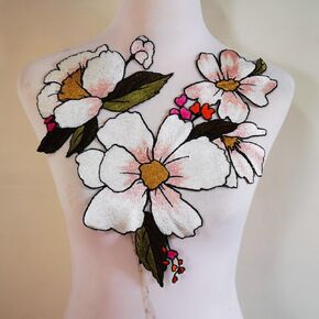2pcs Beautiful Flowers Embroidered Sewing Applique Patches (Color A Cream)