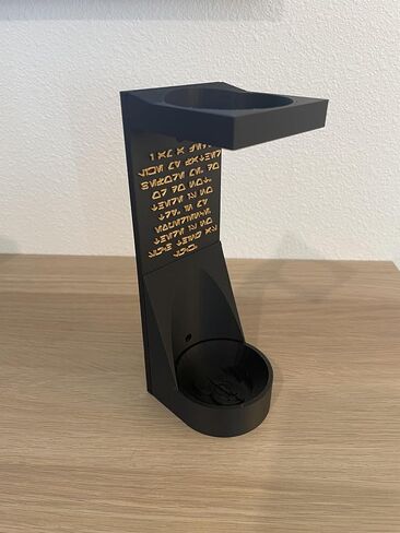 Savi's Workshop Lightsaber Wall Wall Mount ، اختر شعارًا ، لوحة خلفية نقش Aurebesh ، مجهزة ثلاثية الأبعاد ، متضمنة (شعار Order Order Black - Jedi) in Kuwait