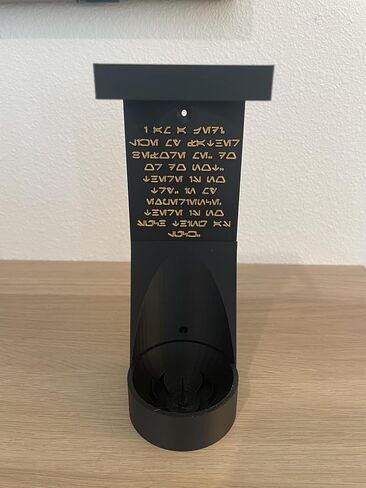 Savi's Workshop Lightsaber Wall Wall Mount ، اختر شعارًا ، لوحة خلفية نقش Aurebesh ، مجهزة ثلاثية الأبعاد ، متضمنة (شعار Order Order Black - Jedi) in Kuwait