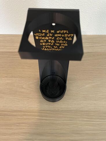 Savi's Workshop Lightsaber Wall Wall Mount ، اختر شعارًا ، لوحة خلفية نقش Aurebesh ، مجهزة ثلاثية الأبعاد ، متضمنة (شعار Order Order Black - Jedi) in Kuwait