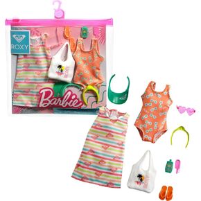 Barbie Storysing Fashion Pack Of Doll Clothes مستوحاة من Roxy: Dressed Dress ، و Roxy Swimsuit و 7 دمى إكسسوارات ذات طابع الشاطئ ، بما في ذلك Frozen Treat ، هدية من 3 إلى 8 سنوات