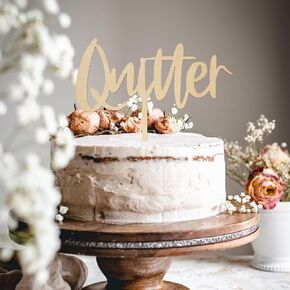 Quitter Cake Topper， Funny Retirement Cake Sign Party Decorations ，Wooden Textured Cake topper，for a Men's Retirement Office Celebration Woman's Joke Leaving Humorous，Retirement Cake Topper。