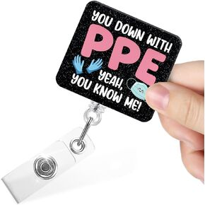 أنت أسفل مع PPE نعم أنت تعرفني مضحك بكرات شارة قابلة للسحب مع مقطع ، حامل شارة بريق لجراح فني مختبر تخدير غرفة العمليات ، هدية معملية هدية جراحية ، هدية جراحية.