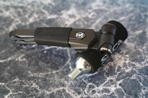 SILCA EOLO Lever Premio Set Includes 16g CO2 | CO2 Bike Tire Inflator with Integrated Regulator, Forged Alloy CO2 Inflator, Carbon Wheel Safe Tire Lever | 36g Total Weight in Kuwait