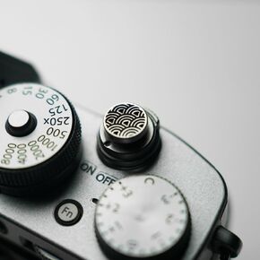 Suitable for Fuji XPRO3/xpro2/xpro1/xa7/xa5/xe3/xe4/xt30/xt4/xt5 Nikon zf/zfc Shutter Button Retro Wave hot Shoe Cover and Shutter Button (Spray hot Shoe Cover)