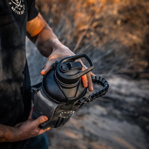 طقم فرشاة تنظيف وغطاء لزجاجة المعركة من Iron Infidel - استبدال غطاء زجاجة مياه 64 أونصة و32 أونصة مع القش، وغطاء فم عريض، وأداة تنظيف فرشاة تنظيف زجاجة المياه بمقبض طويل (أسود/رمادي) in Kuwait