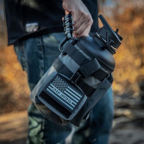 طقم فرشاة تنظيف وغطاء لزجاجة المعركة من Iron Infidel - استبدال غطاء زجاجة مياه 64 أونصة و32 أونصة مع القش، وغطاء فم عريض، وأداة تنظيف فرشاة تنظيف زجاجة المياه بمقبض طويل (أسود/رمادي) in Kuwait