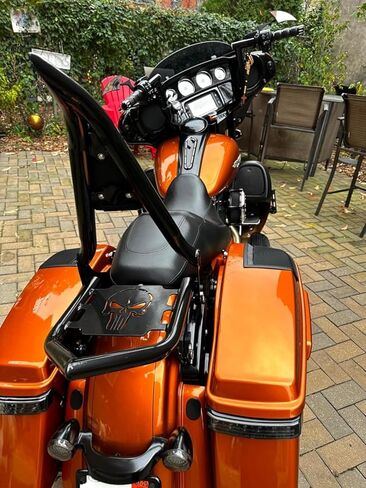 رف حائط/تخزين منفصل من Harley يناسب الاستخدام مع منتجات Harley القابلة للفصل بما في ذلك رفوف التثبيت Tour-Pak، وقضبان Sissy، ورفوف الأمتعة، ومساند ظهر الراكب، والزجاج الأمامي القابل للفصل in Kuwait
