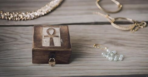 صندوق مجوهرات خشبي مزخرف مصنوع يدويًا مع منظم مجوهرات نحت عنخ، صندوق تذكار، صندوق كنز، حامل حلية، صندوق تخزين، صندوق قفل، 4 × 4 بوصات، هدايا الانتقال لمنزل جديد (أزرق) in Kuwait