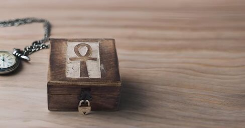 صندوق مجوهرات خشبي مزخرف مصنوع يدويًا مع منظم مجوهرات نحت عنخ، صندوق تذكار، صندوق كنز، حامل حلية، صندوق تخزين، صندوق قفل، 4 × 4 بوصات، هدايا الانتقال لمنزل جديد (أزرق) in Kuwait