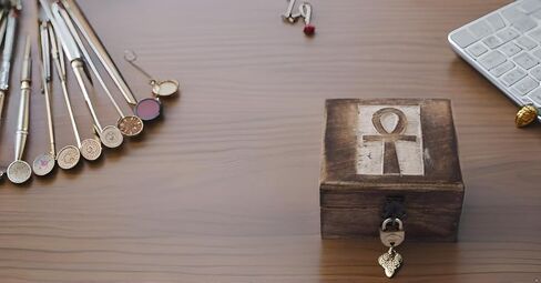 صندوق مجوهرات خشبي مزخرف مصنوع يدويًا مع منظم مجوهرات نحت عنخ، صندوق تذكار، صندوق كنز، حامل حلية، صندوق تخزين، صندوق قفل، 4 × 4 بوصات، هدايا الانتقال لمنزل جديد (أزرق) in Kuwait