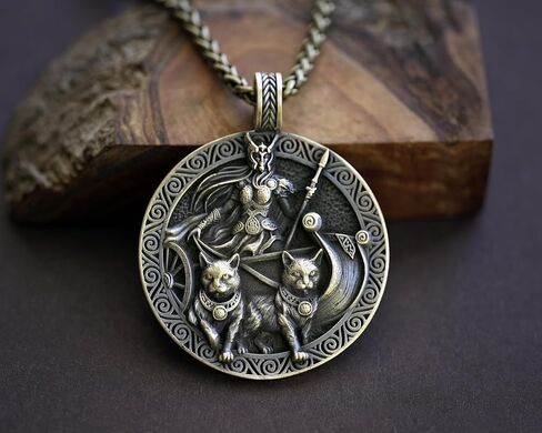 قلادة Viking Guardian Goddess Freya Valkyrie Shieldmaiden - Norse Odin Ravens Huginn Muninn - قلادة واقية مع سلسلة 22 بوصة in Saudi Arabia
