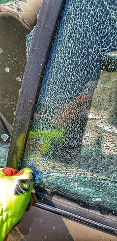 حزمة من قطعتين من أداة الهروب الأصلية لسلسلة المفاتيح في حالات الطوارئ من resqme، قاطع حزام الأمان 2 في 1 وكسارة النوافذ، صنع في الولايات المتحدة الأمريكية، أصفر، أسود - مطرقة طوارئ مدمجة in Saudi Arabia