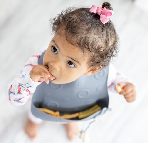 BUBY BUBY BUNGEE BIB-مريلة سيليكون قابلة للتعديل مع نظام الجيب والورق لوجبات خالية من الفوضى مع الأطفال والأطفال الصغار in Kuwait