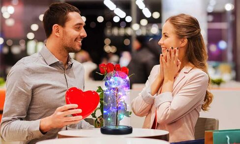 هدية زهرة المجرة، سلسلة إضاءة LED على شكل زهرة وردية صناعية على زهور زجاجية ملونة في قبة زجاجية مع صندوق هدايا أسود لحفلات الزفاف وأعياد الميلاد وعيد الحب والذكرى السنوية لعيد الميلاد in Kuwait