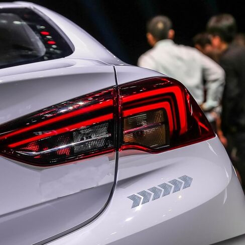 24 PCS Arrow Reflective Stickers, Rear Bumper Safety Warning Stripe Sticker, Night Visibility Waterproof Adhesive Decals, Guidance Decoration, Universal for Car, Motorcycle (Fluorescence Green) in Kuwait