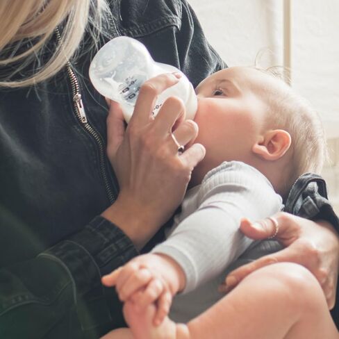 Tommee Tippee Baby Bottles, Natural Start Anti-Colic Baby Bottle with Slow Flow Breast-Like Nipple, 5oz, 0m+, Baby Feeding Essentials, Pack of 2 in Saudi Arabia