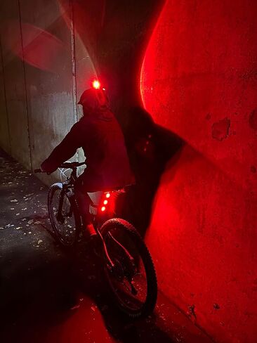 ضوء شريط خلفي برايت سايد. ضوء دراجة Stay Seen لجميع راكبي الدراجات على الطرق. زاوية واسعة 18 مصباح LED فائق السطوع لركوب النهار والليل. in Kuwait