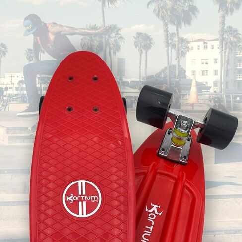 ألواح تزلج كاملة مقاس 22 بوصة، لوح تزلج بلاستيكي صغير من البلاستيك للأطفال والأولاد والبنات والمراهقين والبالغين والمبتدئين (لوح تزلج أحمر + خوذة) in Kuwait