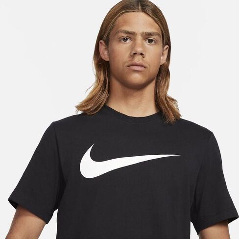 قمصان وتي شيرتات Nike Sportswear Icon Swoosh T للرجال النشطة مقاس M، اللون: أبيض/أسود in Saudi Arabia