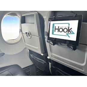 TableThookz V3. جبل خالية من اليدين لجهازك اللوحي. مصمم للسفر والراحة ، يرفق جهازك بشكل آمن على طاولات علبة الطائرة أو مساند السيارات أو مقاعد القطار. يناسب