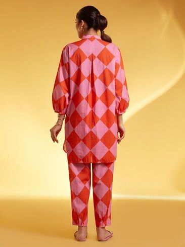 مجموعة كورتا مع بنطال للنساء/البنات بياقة دائرية وأكمام بالون مطبوعة هندية عرقية علوية كورتي أحمر وردي in Kuwait