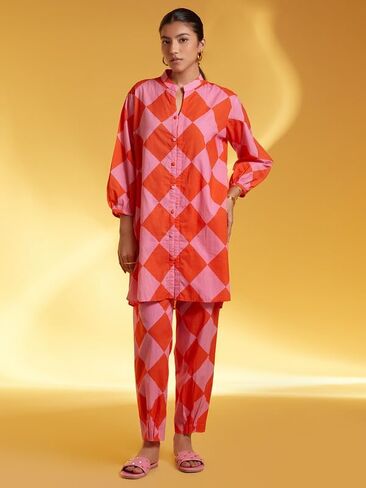 مجموعة كورتا مع بنطال للنساء/البنات بياقة دائرية وأكمام بالون مطبوعة هندية عرقية علوية كورتي أحمر وردي in Kuwait