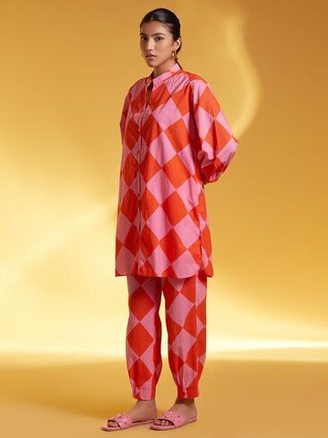 مجموعة كورتا مع بنطال للنساء/البنات بياقة دائرية وأكمام بالون مطبوعة هندية عرقية علوية كورتي أحمر وردي in Kuwait