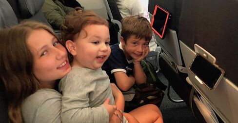 حامل الهاتف والكمبيوتر اللوحي SkyClip+ للسفر الجوي والاستخدام المنزلي والمكتبي - حامل وحامل للهاتف على متن الطائرة متوافق مع هواتف iPhone وAndroid وKindle والأجهزة اللوحية - ملحق السفر المثالي (أزرق) in Kuwait