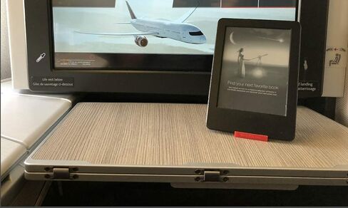 حامل الهاتف والكمبيوتر اللوحي SkyClip+ للسفر الجوي والاستخدام المنزلي والمكتبي - حامل وحامل للهاتف على متن الطائرة متوافق مع هواتف iPhone وAndroid وKindle والأجهزة اللوحية - ملحق السفر المثالي (أزرق) in Kuwait