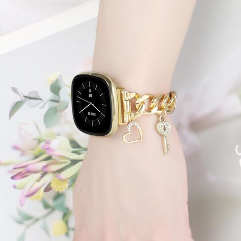 معصم معدني أنيق متوافق مع Fitbit Versa 3/Versa 4/Sense/Sense 2 Bands Women ، سلسلة سلسلة كوبية مع سحر فريد Bling Love Key Pendants Snary Band Strap in Kuwait