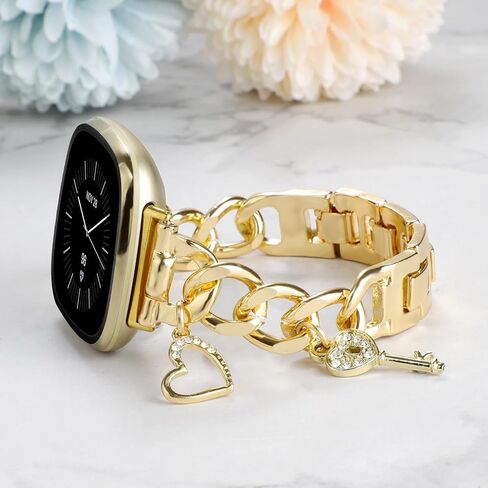 معصم معدني أنيق متوافق مع Fitbit Versa 3/Versa 4/Sense/Sense 2 Bands Women ، سلسلة سلسلة كوبية مع سحر فريد Bling Love Key Pendants Snary Band Strap in Kuwait