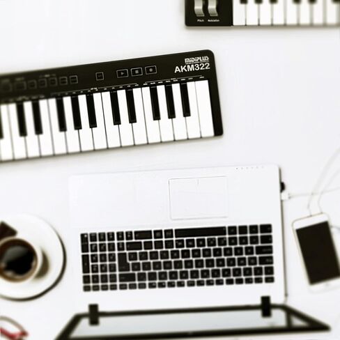 AKM322 وحدة تحكم لوحة المفاتيح MIDI ذات 32 مفتاحًا مع Cubase LE in Kuwait