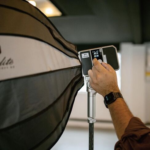 مجموعة أدوات إنشاء إضاءة التصوير الفوتوغرافي من Avant Max LED مع تحكم LCD، باب بارندور، مقبض مريح، 6 مرشحات ألوان، CRI/TLCI 96+، 2700-6500K، طاقة تيار متردد/تيار مستمر، إضاءة استوديو احترافية in Kuwait