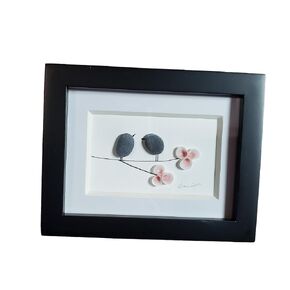 طيور Pebble Art Mini Desk Art تجلس على فرع مع زهور صدف البحر. لوحة فنية صغيرة مقاس 3.5x4 بوصة