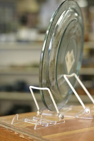 1PL Adjustable White Wire and Clear Acrylic Display Easel, 2.75" W x 3.75" D x 3.5" H, Pack of 6 in Kuwait